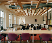 21638 Interieur van het verbouwde Stadhuis (Stadhuisbrug 1) te Utrecht: raadzaal.N.B. Het Stadhuis is gerestaureerd, ...